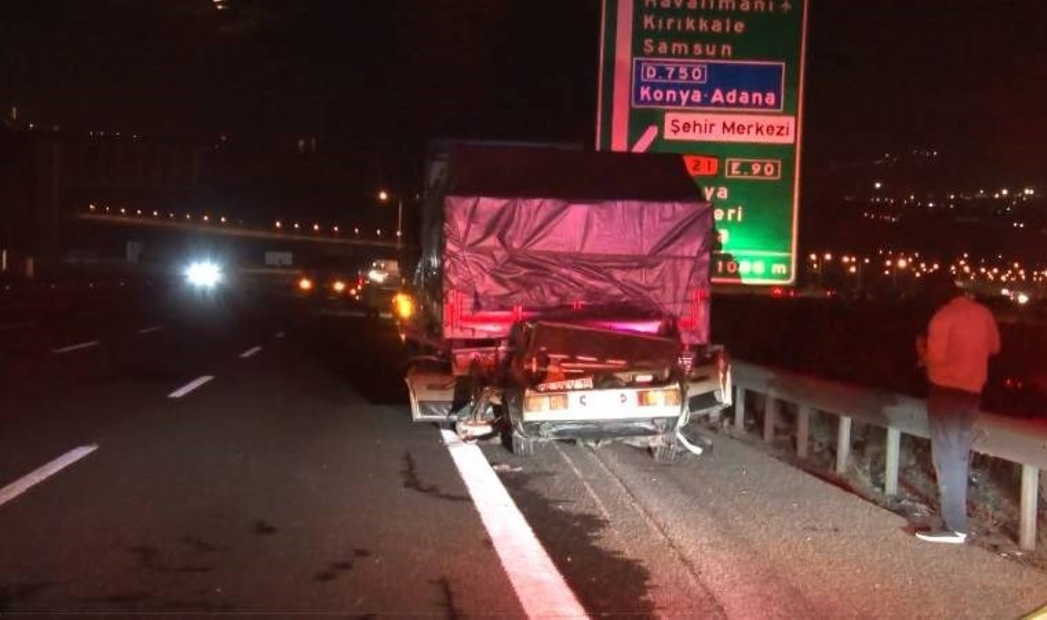 Ankara’da emniyet şeridindeki TIR’a çarptı: Hayatını kaybetti!